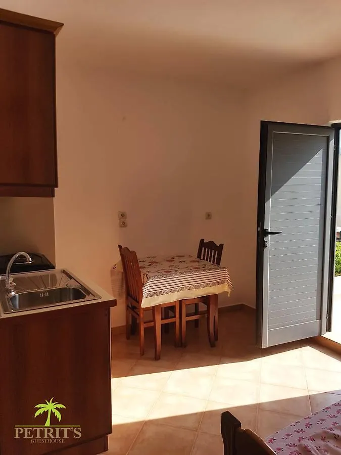 Petrit Guesthouse Ksamil 3*,